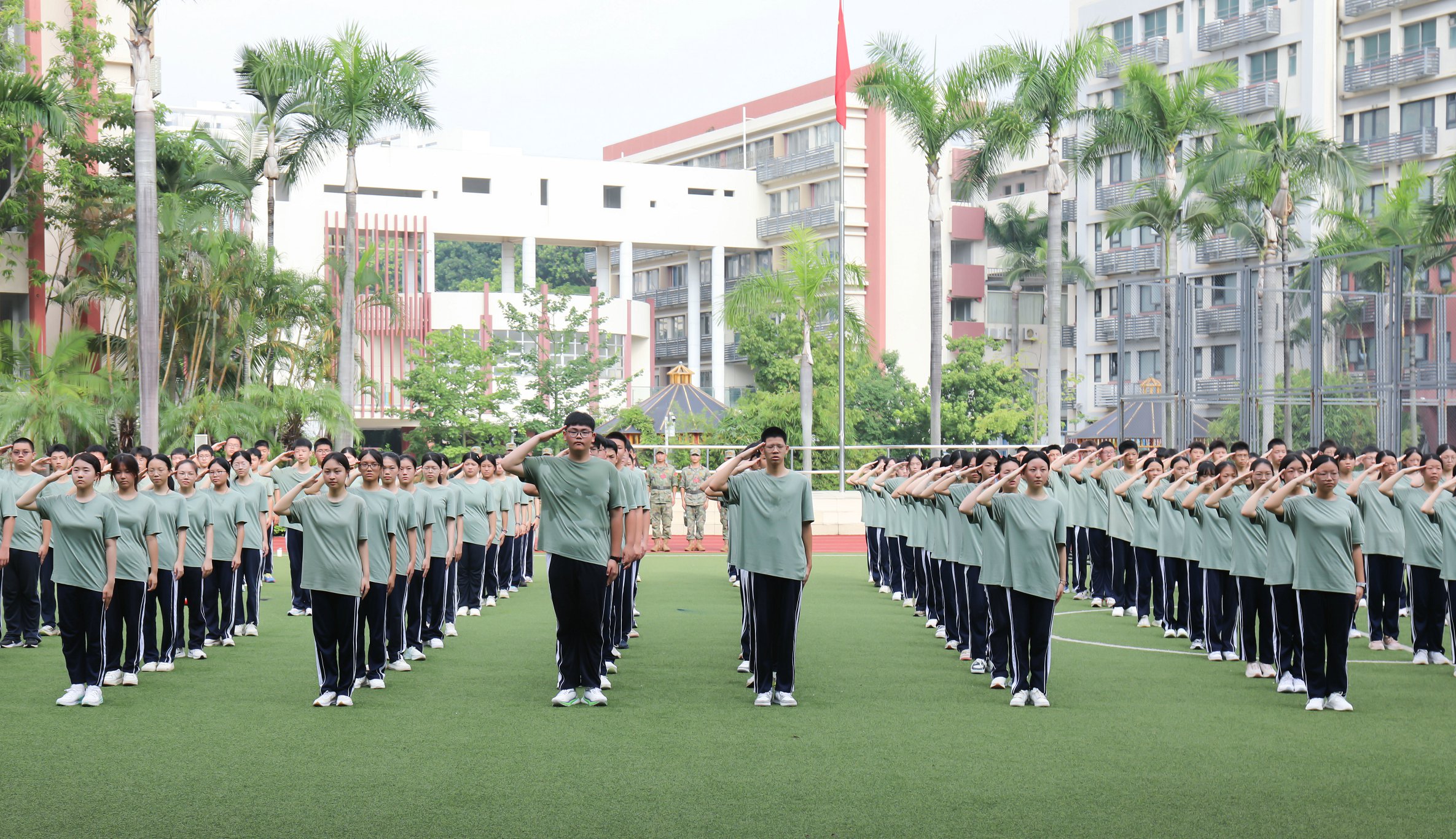 一段难忘的青春记忆，中加学校2024级新生军训闭营仪式